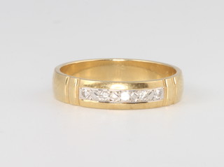 An 18ct yellow gold 5 stone diamond ring, 3.2 grams gross, size L 1/2
