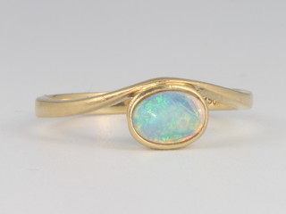 An 18ct yellow gold opal ring 2.5 grams, size N 