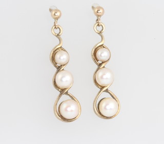 A pair of 9ct yellow gold pearl set drop earrings 2.6 grams, 25mm 