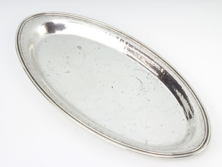 A sterling silver oval hammered pattern dish, 236 grams, 32cm 
