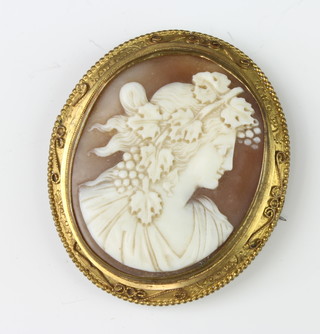 A Victorian cameo portrait brooch contained in a gilt frame 5.5cm