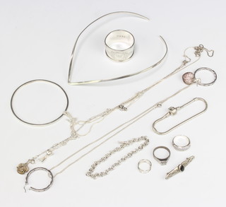 A stylish silver necklace and minor silver jewellery, 105 grams 