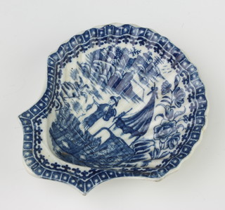 A 19th Century English transfer print shell shaped butter dish decorated in the chinoiserie style 14cm 