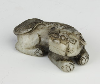 A Chinese carved hardstone figure of a reclining shi shi 5cm 