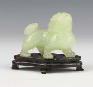 A jade figure of a Buddhist lion 5.5cm 