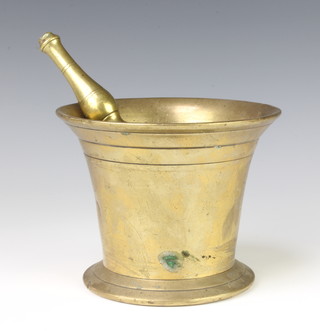 A 17th/18th Century brass mortar and pestle 11cm x 14cm 
