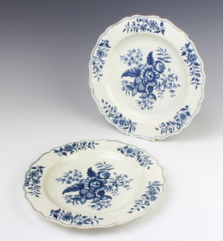 A pair of 18th Century Worcester blue and white dinner plates decorated with flowers 25cm 