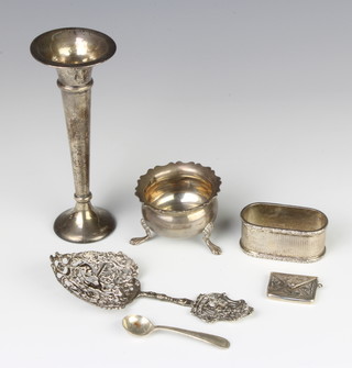 An Edwardian silver novelty stamp holder in the form of an envelope and minor silver items 95 grams 