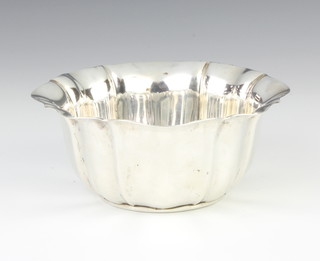 An Edwardian fluted silver bowl, Sheffield 1909, 12cm, 135 grams