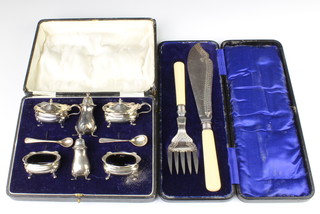 A silver 6 piece condiment set raised on pad feet, cased, Birmingham 1925, 75 grams together with a pair of plated cased fish eaters