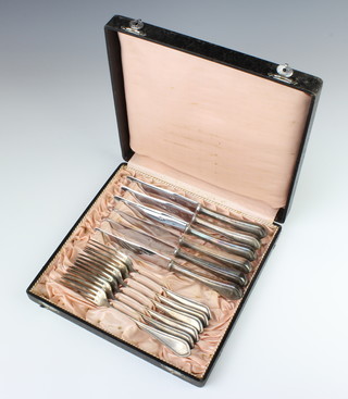 Six Continental silver dessert forks and knives, cased, 220 grams