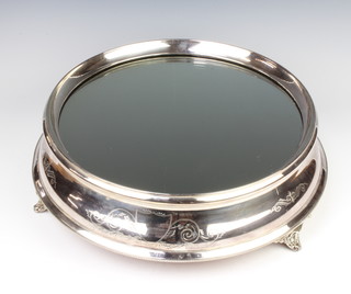 An Edwardian circular silver plated mirrored cake stand 39cm diam. contained in a fitted box 