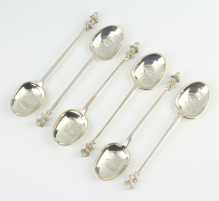 A set of six silver teaspoons with dog head terminals, London 1962, 120 grams 