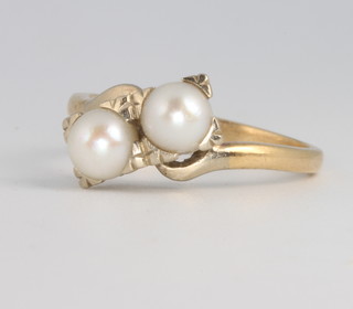 A 14ct yellow gold cultured pearl cross-over ring size M 