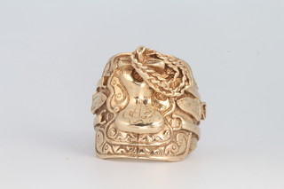 A gentleman's 9ct yellow gold ring in the form of a saddle 27.5 grams, size Z 
