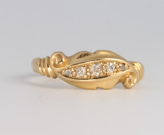 An 18ct yellow gold 5 stone diamond ring 2.2 grams, size M 