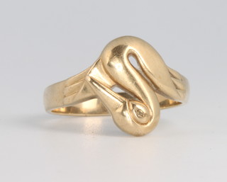 A 9ct yellow gold ring in the form of a bird 3.2 grams, size P 