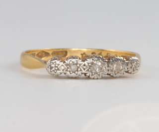 An 18ct yellow gold 5 stone diamond illusion set ring size N 