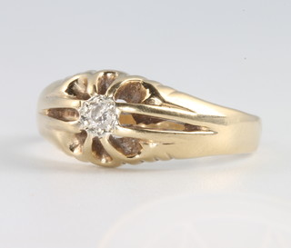 A gentleman's 9ct yellow gold diamond set ring 4.3 grams, size T