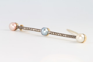 An Edwardian 15ct yellow gold diamond, pink, grey and white pearl bar brooch, 65mm, 3.9 grams 