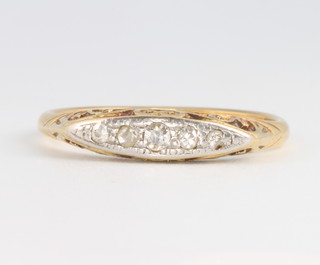 An 18ct yellow gold 5 stone graduated diamond ring, 3 grams, size T