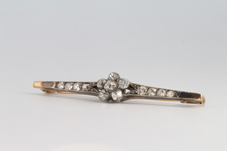 An Edwardian 15ct yellow gold diamond set bar brooch 3.2 grams, 45mm 
