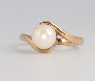 A 9ct yellow gold cross-over pearl ring, size J 1/2, 2.5 grams 