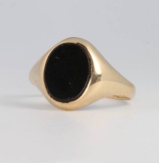 A gentleman's 9ct yellow gold hardstone signet ring size V 