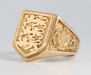 A gentleman's 9ct yellow gold signet ring 11.3 grams, size V 