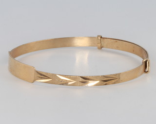 A child's 9ct yellow gold expanding bangle 2.8 grams 
