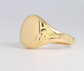 A gentleman's 18ct yellow gold oval signet ring 7.7 grams, size X 