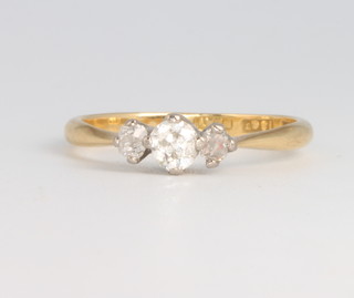 An 18ct yellow gold 3 stone diamond ring, approx 0.3ct, size L, 