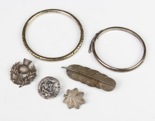 A silver bangle and minor items of silver jewellery 