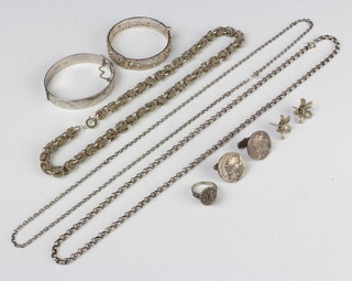 A silver bracelet and minor silver jewellery, 189 grams