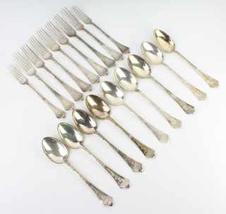 Nine Continental silver dessert spoons and forks, 582 grams 