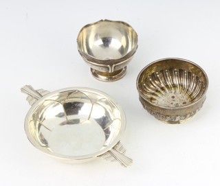 An Art Deco silver quaich, Birmingham 1933, 2 silver bowls, 178 grams 