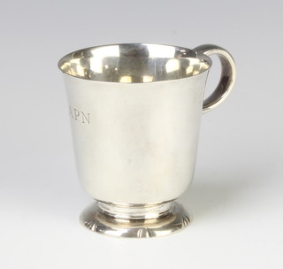 A silver pedestal mug with C scroll handle, London 1945, 229 grams 