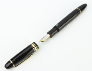 A Mont Blanc fountain pen with 14ct nib, 15cm 