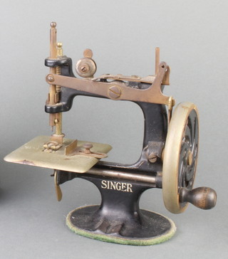 A child's Singer sewing machine (clamp missing) 