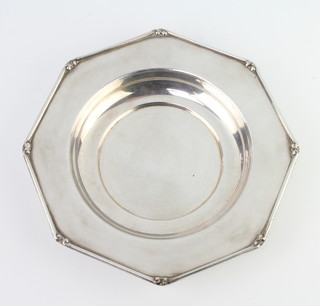 A Continental octagonal silver shallow dish 23cm, 228 grams