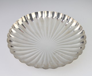 A circular scalloped silver shallow bowl on ball feet, Sheffield 1979, 27cm, 595 grams