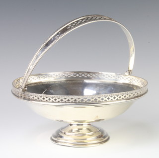 A silver swing handled cake basket with pierced rim, Sheffield 1929, 20cm, 416 grams 