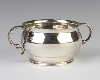 A silver 2 handled sugar bowl of bulbous form, London 1920, 221 grams