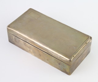 An Art Deco rectangular engine turned silver cigarette box, London 1931, 17.5cm 