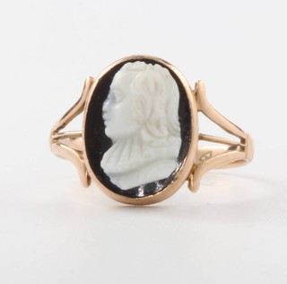 A 9ct yellow gold carved cameo ring, size M 