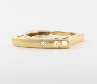 A gentleman's 18ct yellow gold diamond set ring, size P, 4.7 grams