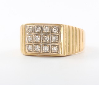 A gentleman's 18ct yellow gold 12 stone diamond ring, size V, 11.8 grams