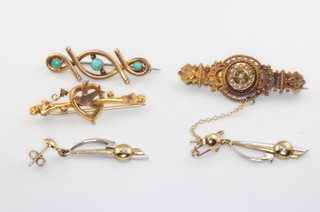 An Edwardian 15ct yellow gold bar brooch, 2 others and a pair of 9ct earrings 