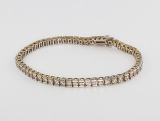A 14ct white gold diamond tennis bracelet, approx. 4ct, 17.5cm 