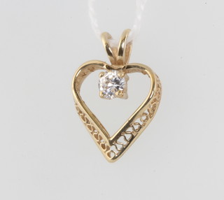 A 9ct yellow gold heart shaped paste set pendant 18mm 